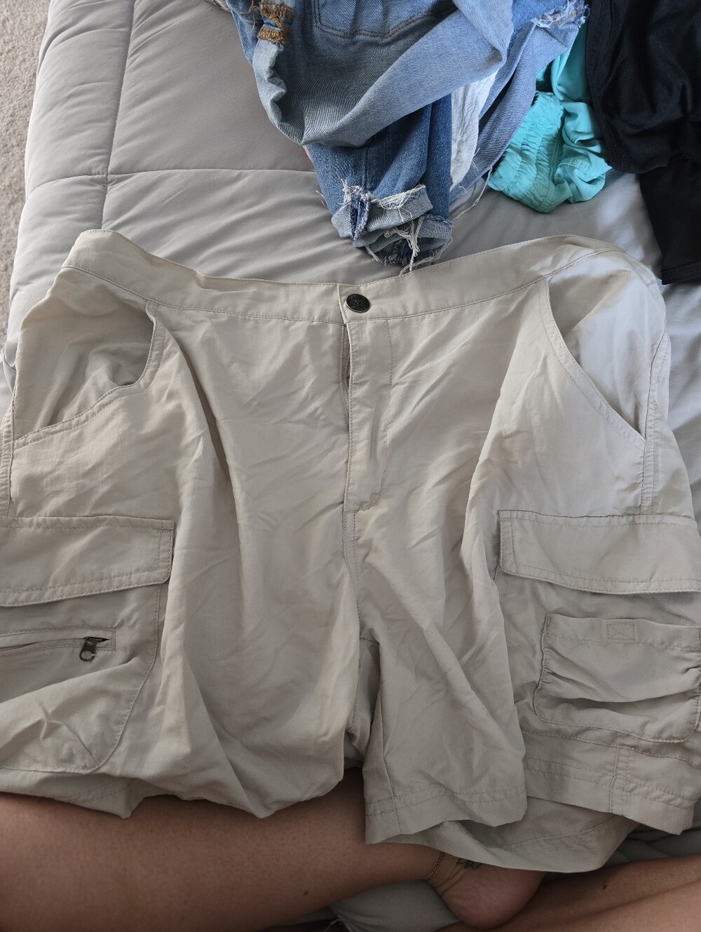 Light Khaki Colored Cargo Shorts with Pockets By Whitesierra